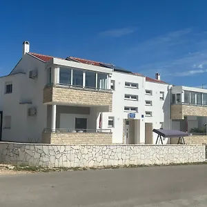 Apartman Nicole Wera, Nin